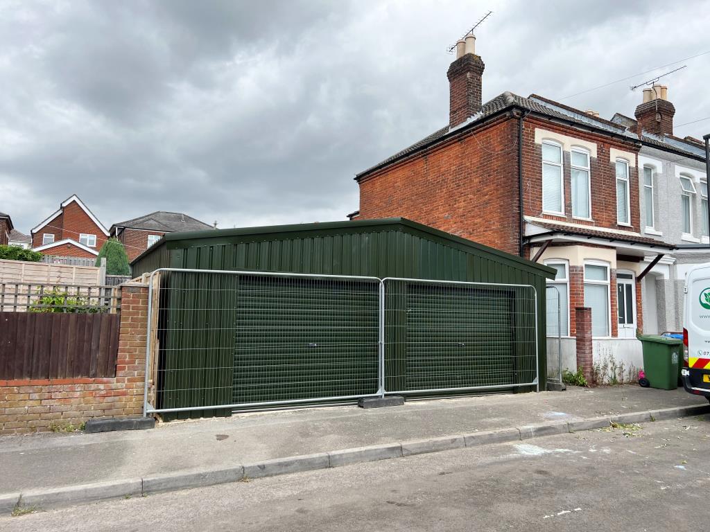 Lot: 70 - FREEHOLD STORE - Front view from Verulam Road